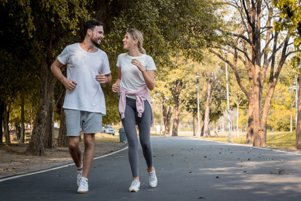 Junger Mann und junge Frau beim Joggen im Park